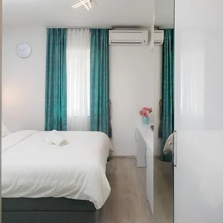 Luxury & Seven بيت ضيافة سبليت